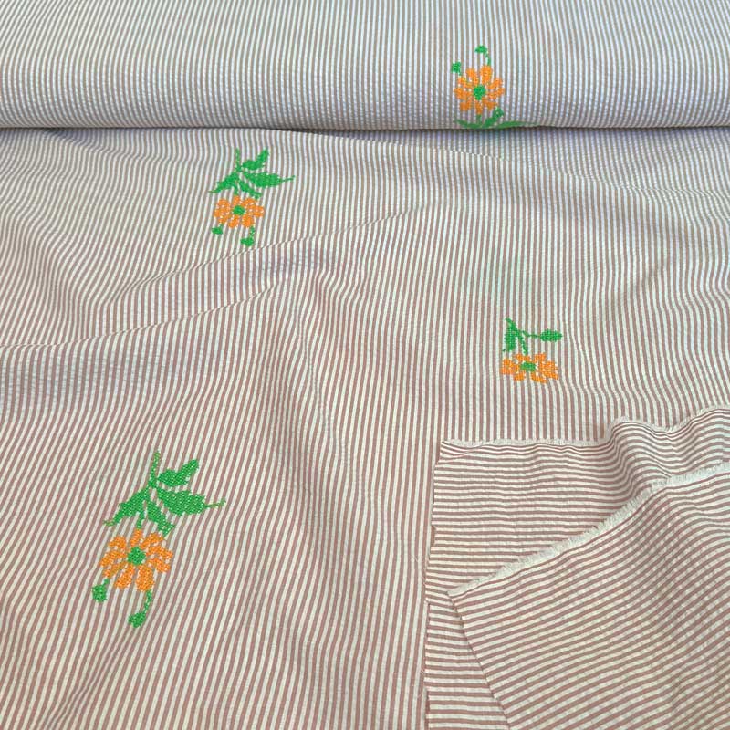 Stribet seersucker med broderet blomst i lysbrun og hvid