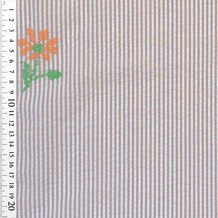 Stribet seersucker med broderet blomst i lysbrun og hvid
