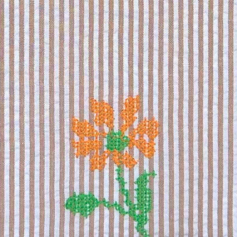 Stribet seersucker med broderet blomst i lysbrun og hvid