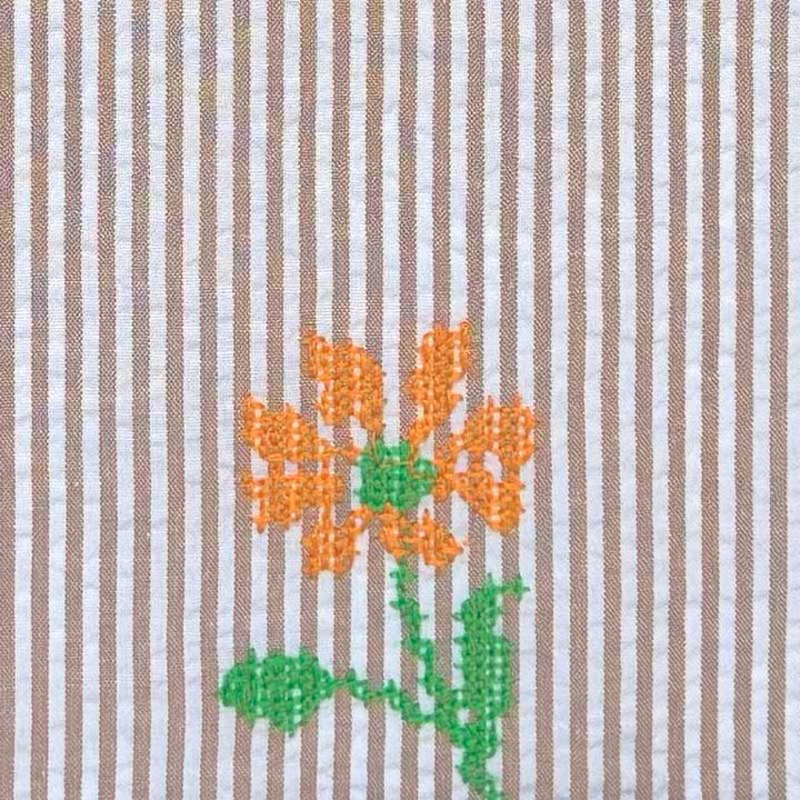 Stribet seersucker med broderet blomst i lysbrun og hvid