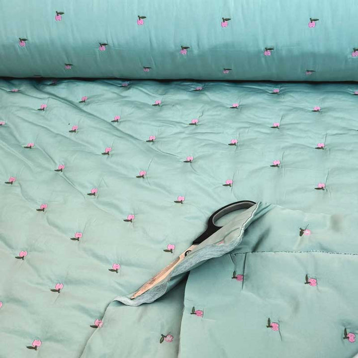 Mintgrøn quilt med broderet frugt