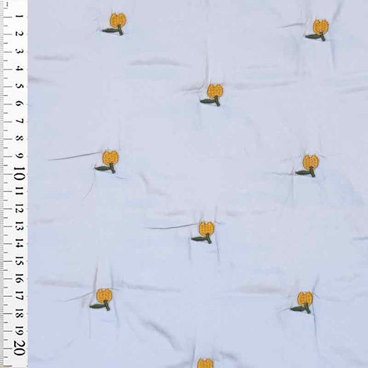 Lyseblå quilt med broderet frugt