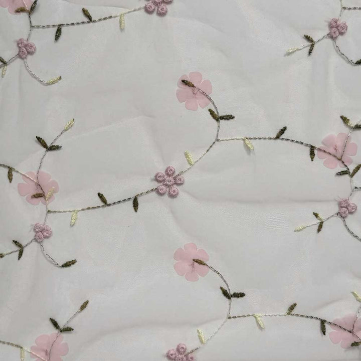 Blød tyl med broderet blomster i lyserød