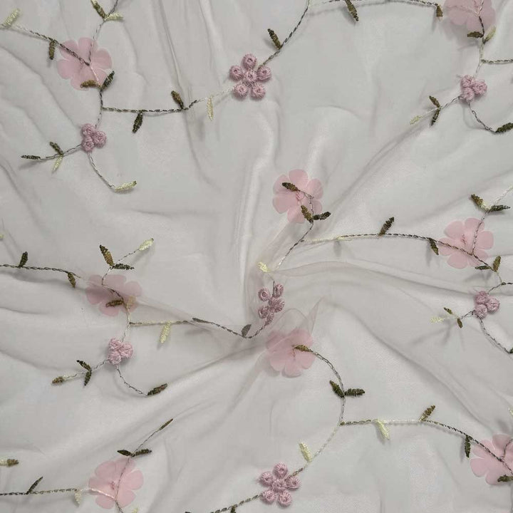 Blød tyl med broderet blomster i lyserød