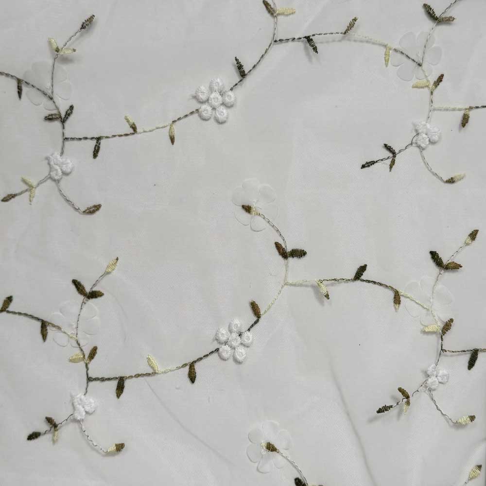 Blød tyl med broderet blomster i hvid