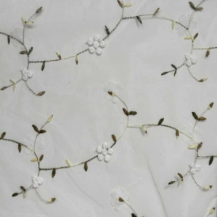 Blød tyl med broderet blomster i hvid