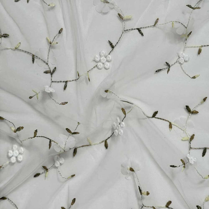 Blød tyl med broderet blomster i hvid