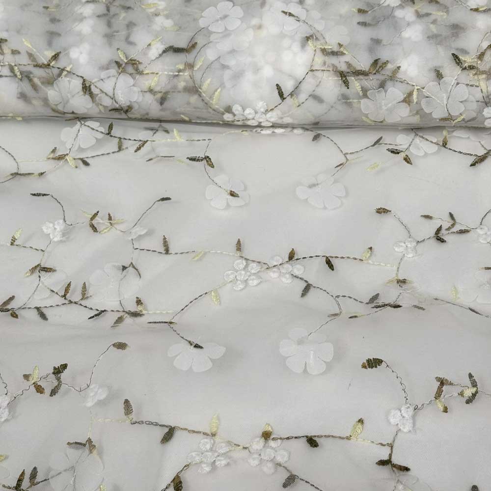 Blød tyl med broderet blomster i hvid