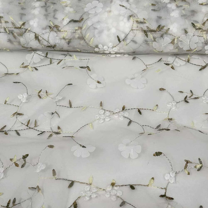 Blød tyl med broderet blomster i hvid