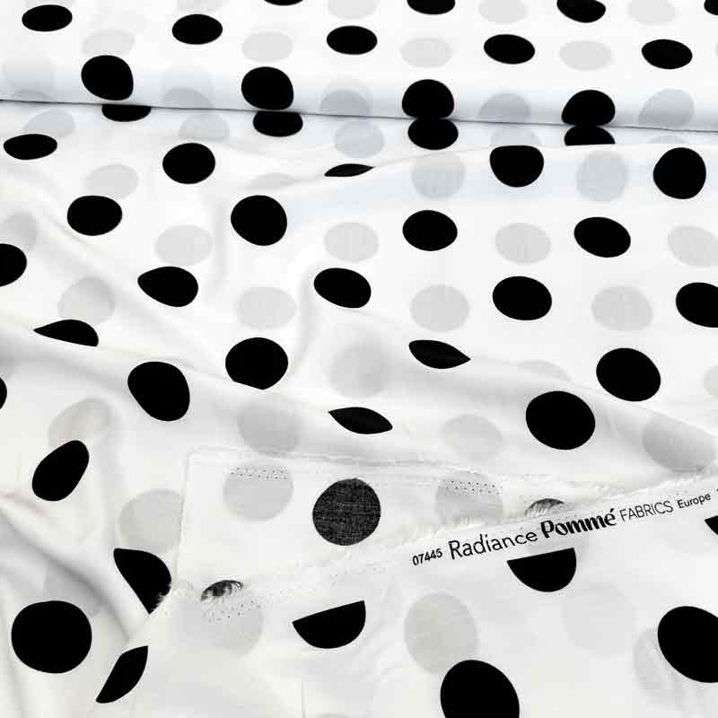 Fast viscose med store sorte prikker