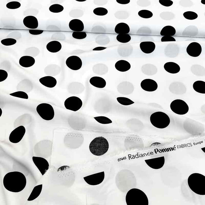 Fast viscose med store sorte prikker