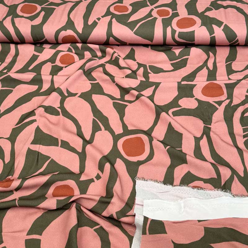 Fast viscose med grafisk flora motiv fra Light and Lush