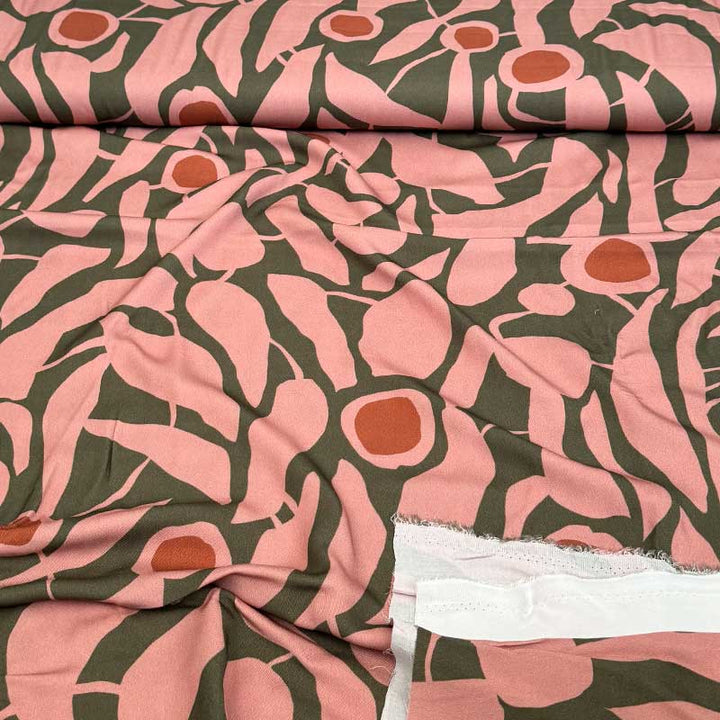 Fast viscose med grafisk flora motiv fra Light and Lush