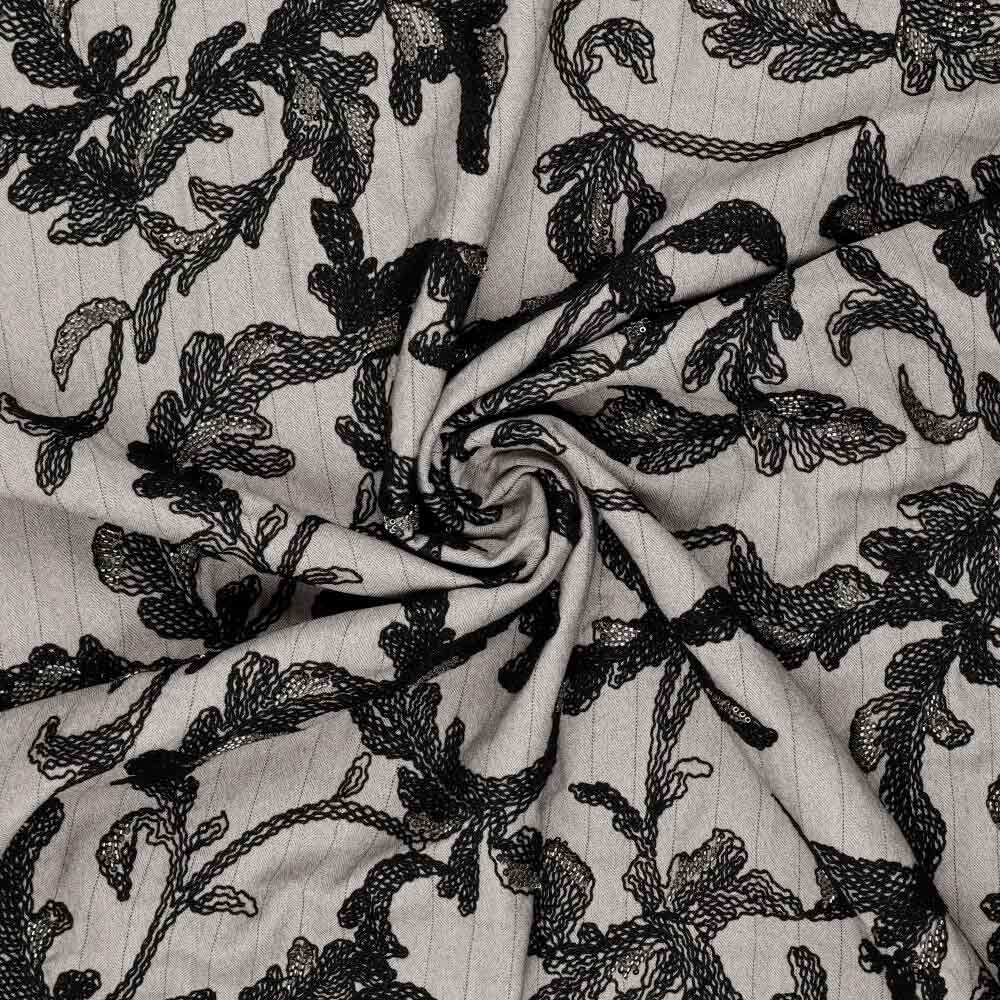 Klassisk stof med nålestriber og broderi i beige grå