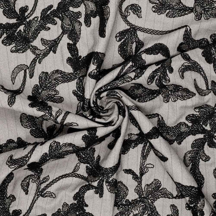 Klassisk stof med nålestriber og broderi i beige grå