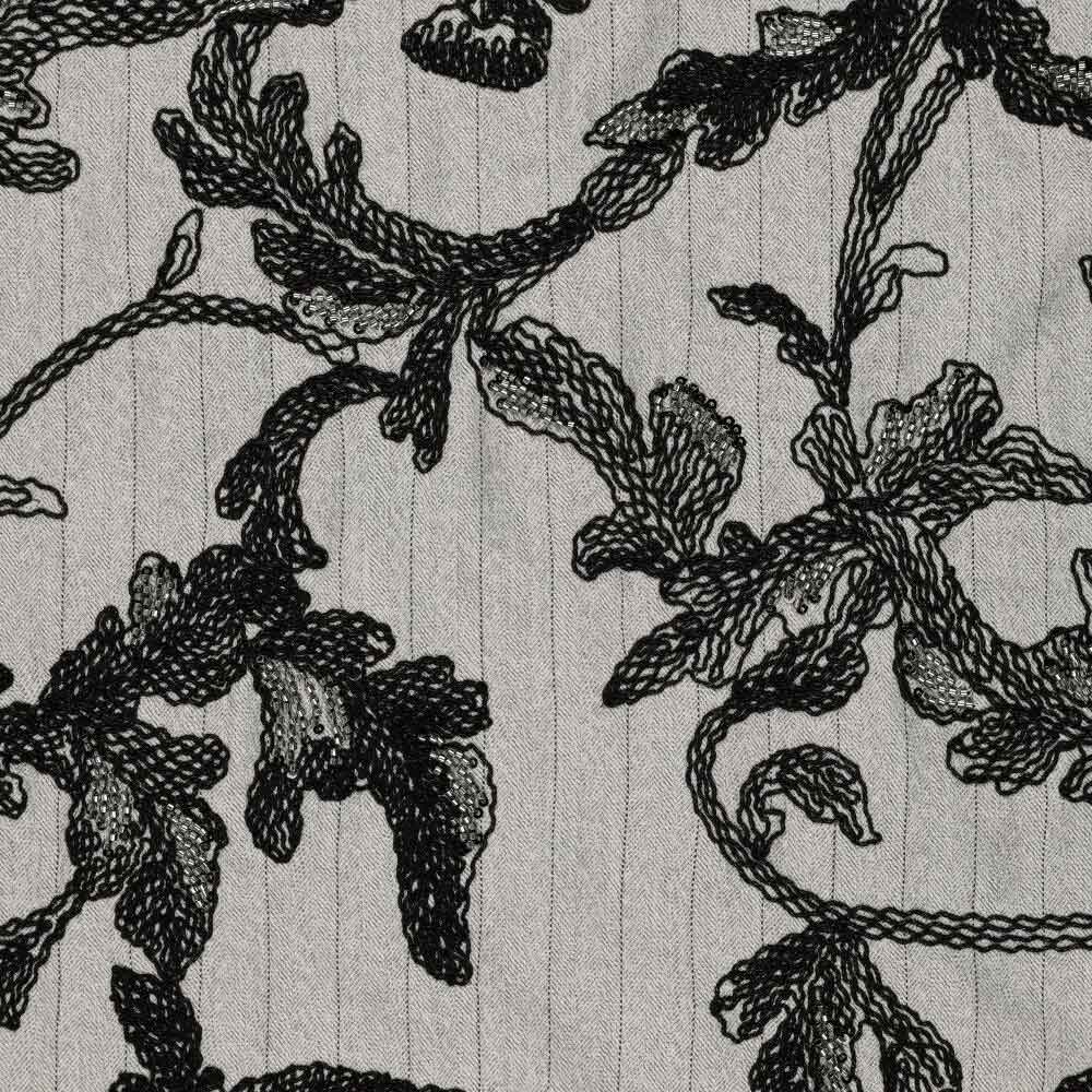 Klassisk stof med nålestriber og broderi i beige grå
