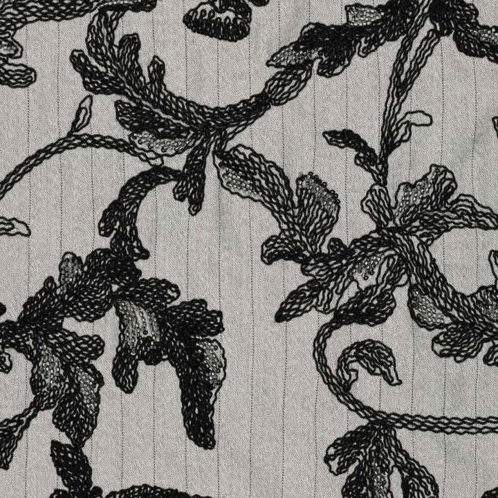 Klassisk stof med nålestriber og broderi i beige grå