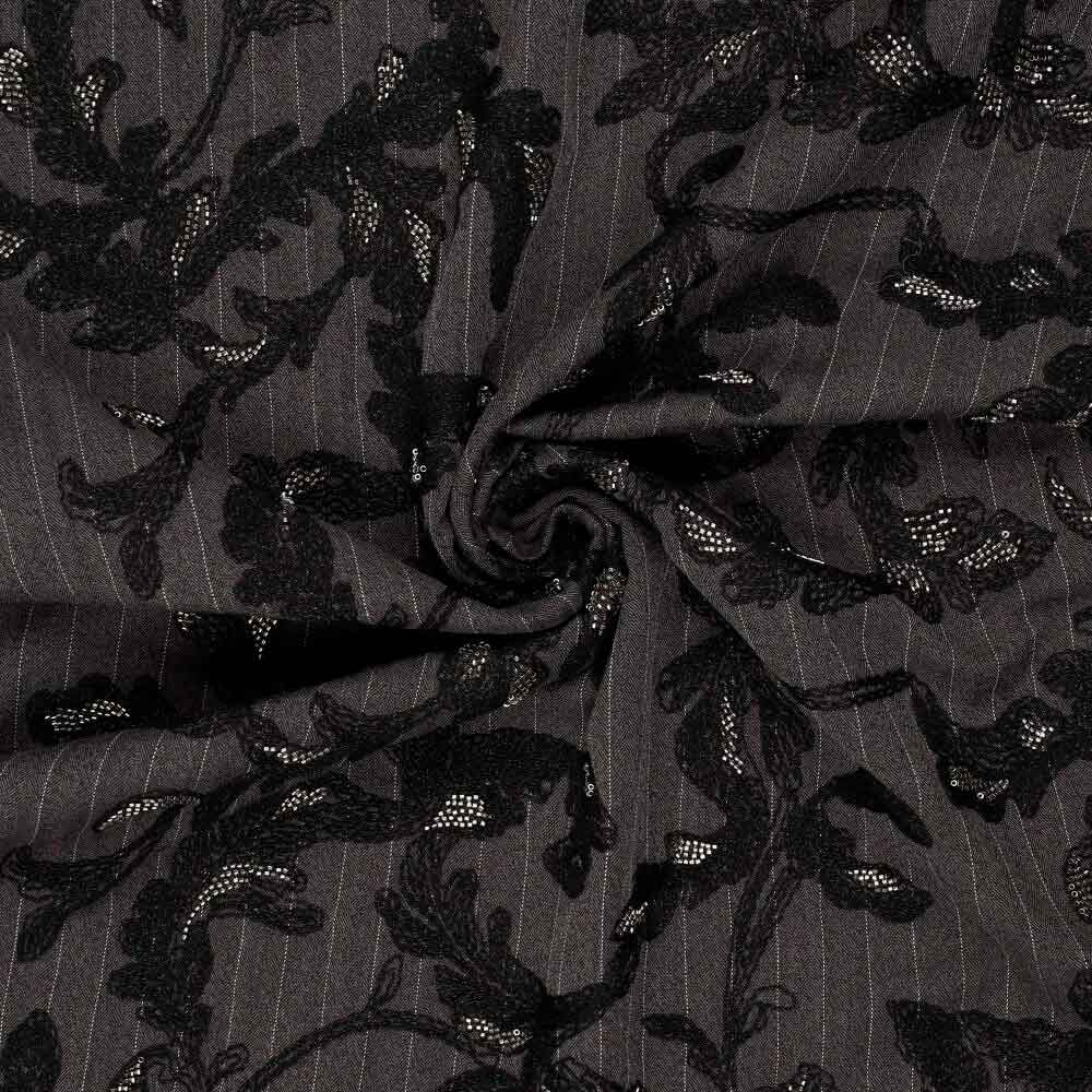 Klassisk stof med nålestriber og broderi i gråbrun