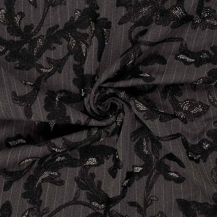 Klassisk stof med nålestriber og broderi i gråbrun