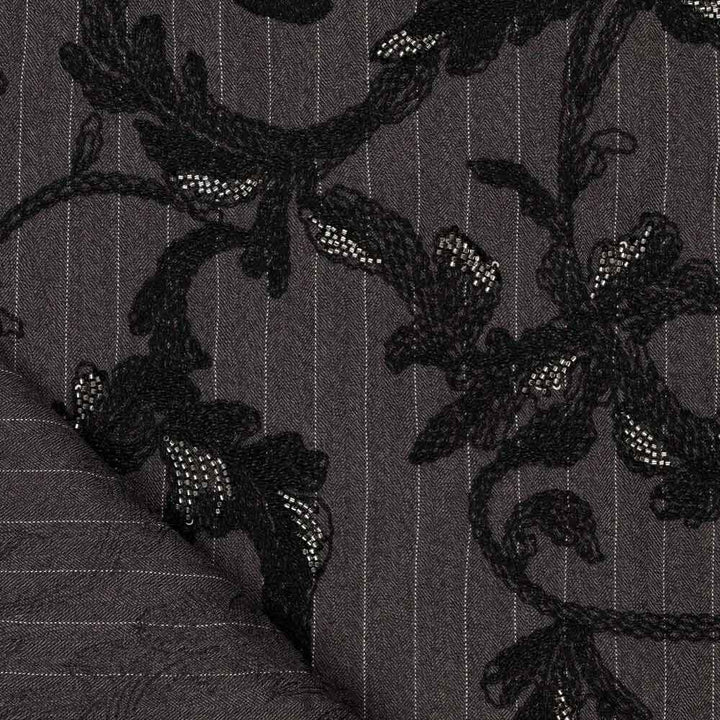 Klassisk stof med nålestriber og broderi i gråbrun