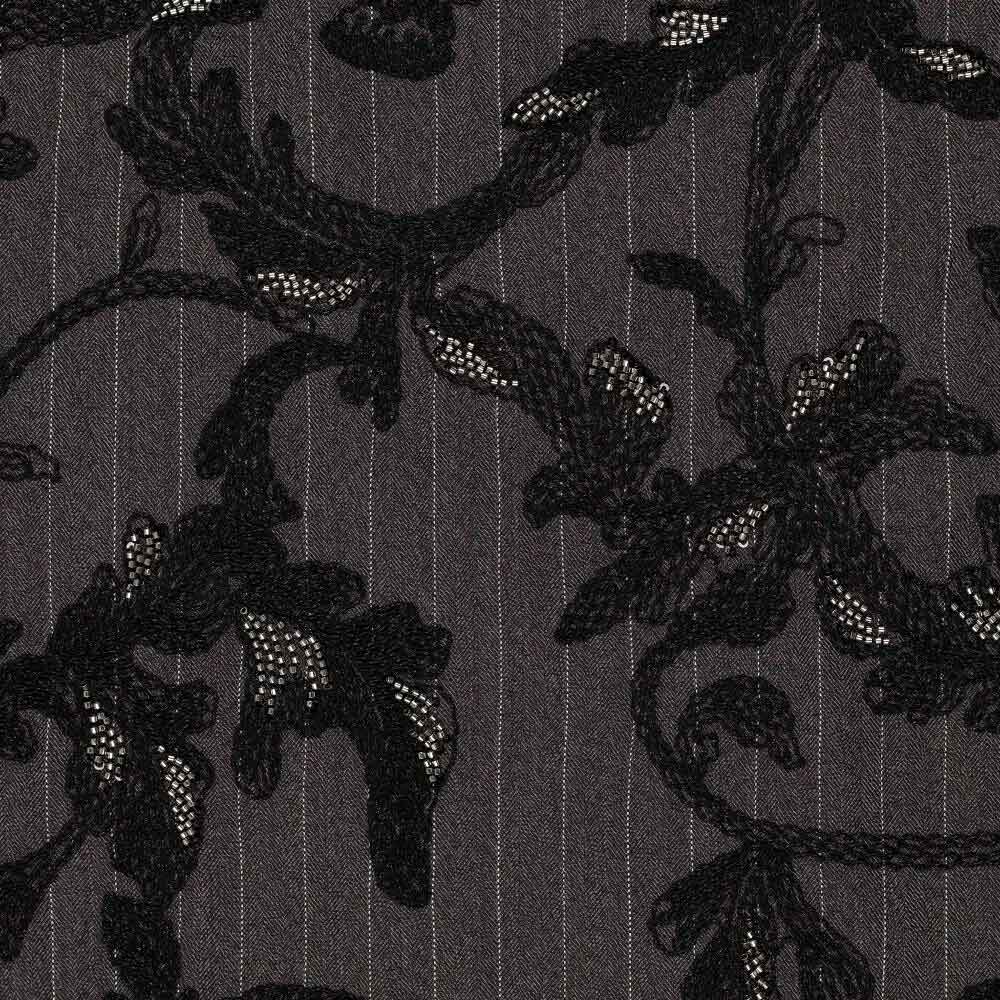 Klassisk stof med nålestriber og broderi i gråbrun