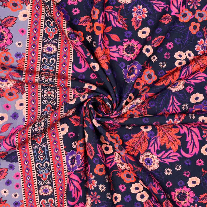 Fast digital viscose med grafisk blomster motiv
