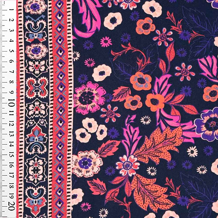 Fast digital viscose med grafisk blomster motiv