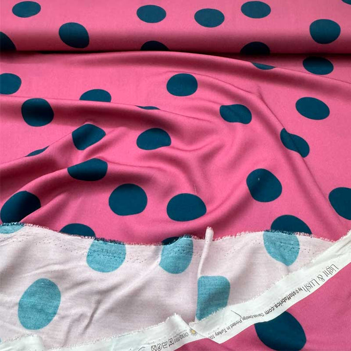 Fast viscose med store blå prikker fra Light and Lush