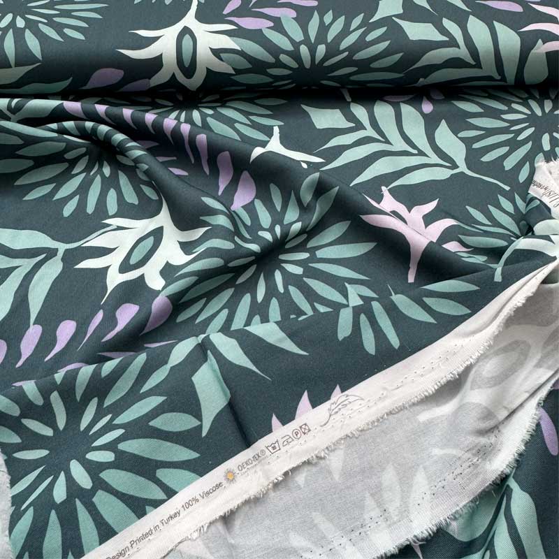 Fast viscose med blomster motiv fra Light and Lush