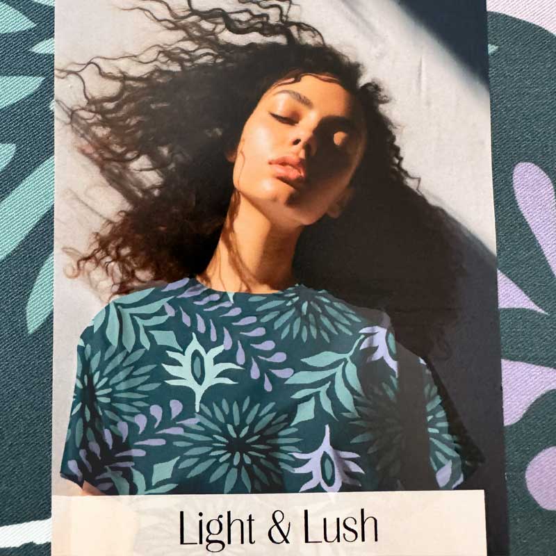 Fast viscose med blomster motiv fra Light and Lush