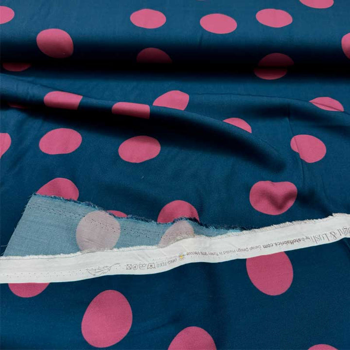 Fast viscose med store pink prikker fra Light and Lush