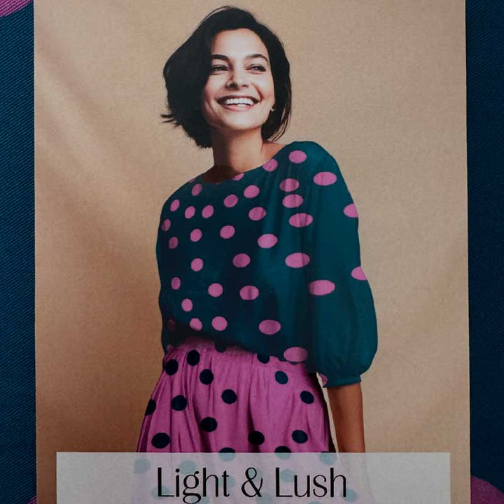Fast viscose med store pink prikker fra Light and Lush