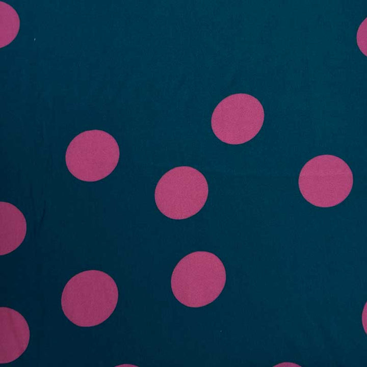 Fast viscose med store pink prikker fra Light and Lush