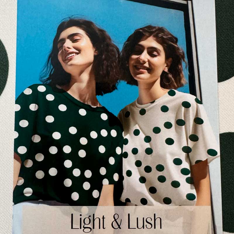 Fast viscose med store mørkegrønne prikker fra Light and Lush