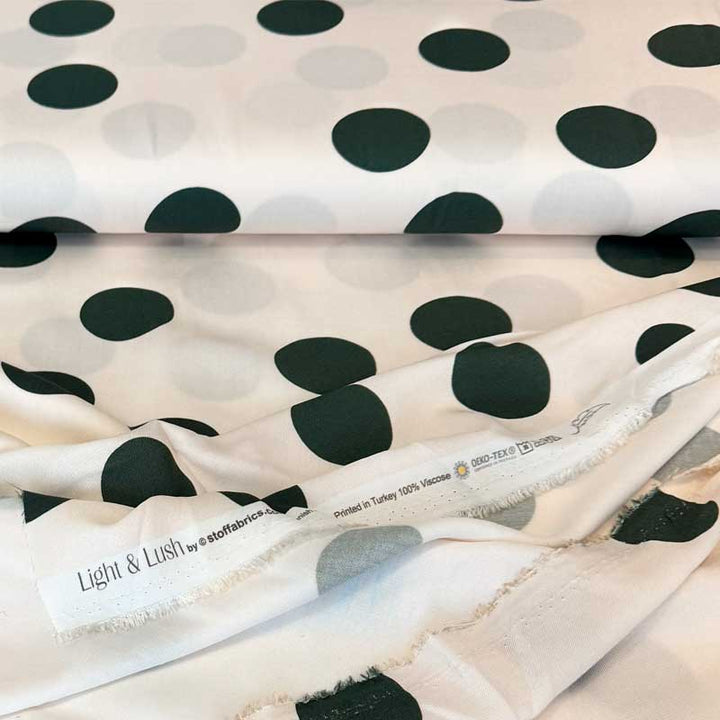 Fast viscose med store mørkegrønne prikker fra Light and Lush