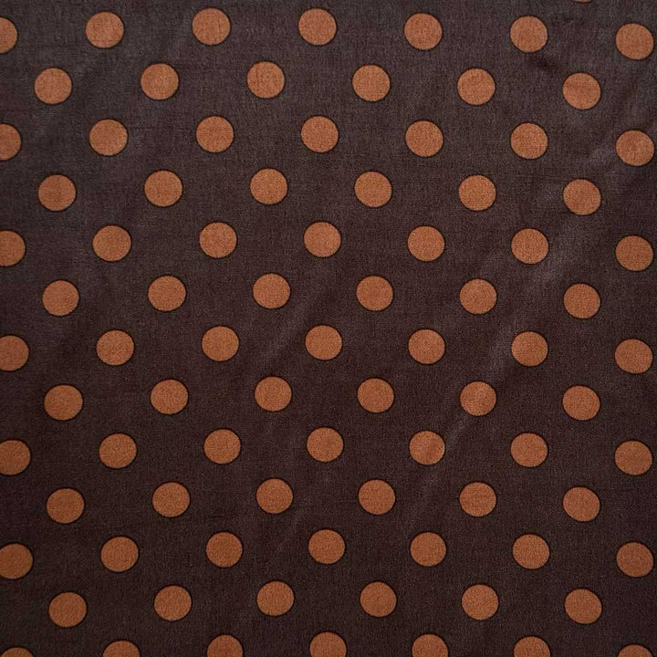 Fast viscose satin med cognac prikker på brun bund