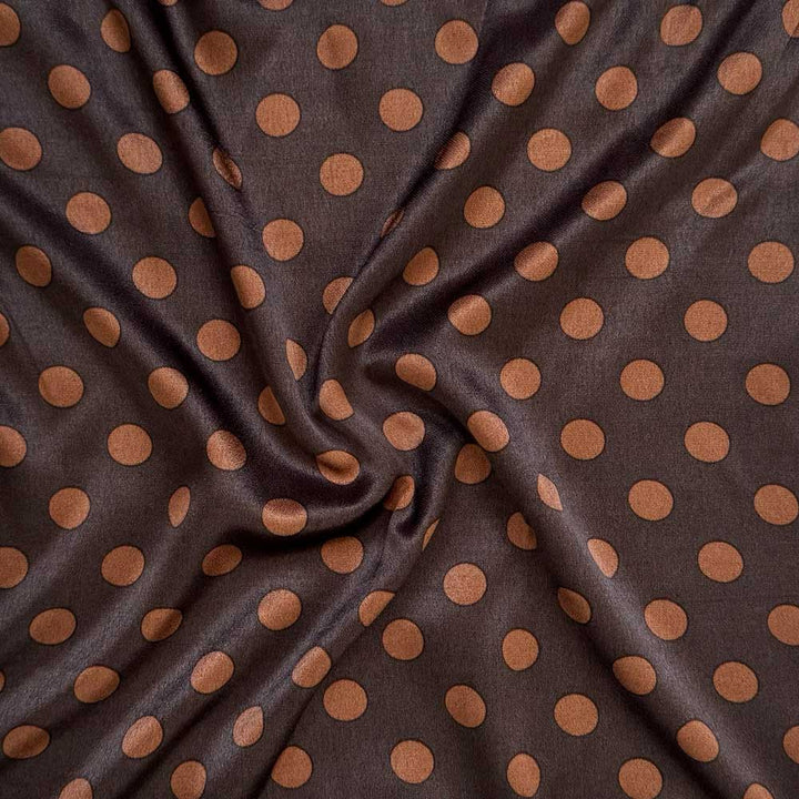Fast viscose satin med cognac prikker på brun bund