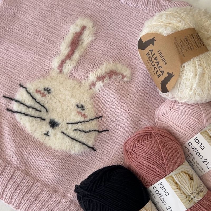 Strikket børnebluse med Kanin i Lana Cotton 212 og Alpaca Boucle garn
