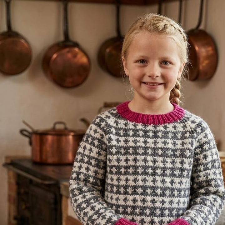 Strik Børnesweater i Ragg garn fra Hjertegarn cerise farvet kant