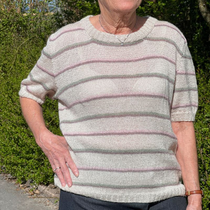 Strikkekit Stribet luksus t-shirt i Leonora garn fra Permin