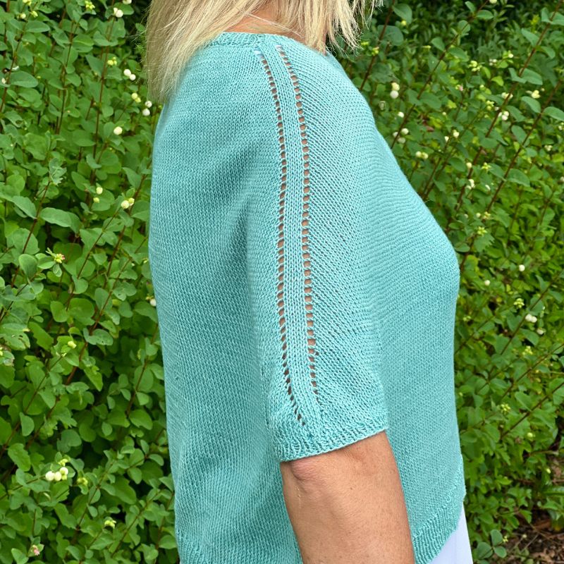 Strikkekit Kortærmet bluse med fine skuldre i Elise garn