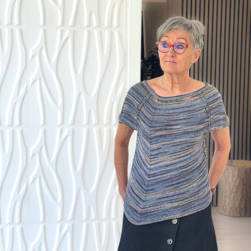 Strikkekit til Asymmetrisk bluse med hulmønster i Maja Color garn