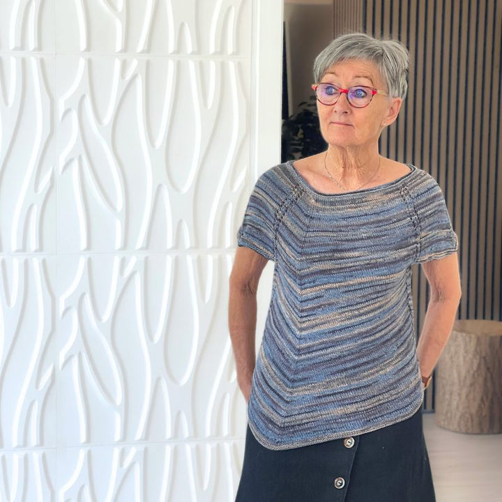 Strikkekit til Asymmetrisk bluse med hulmønster i Maja Color garn