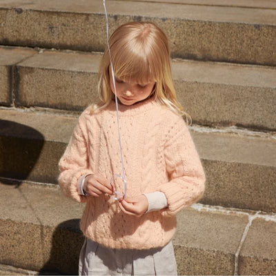 Strikkekit 2408 - 1 Cornelia Sweater Junior i garn fra Sandnes - KreStoffer