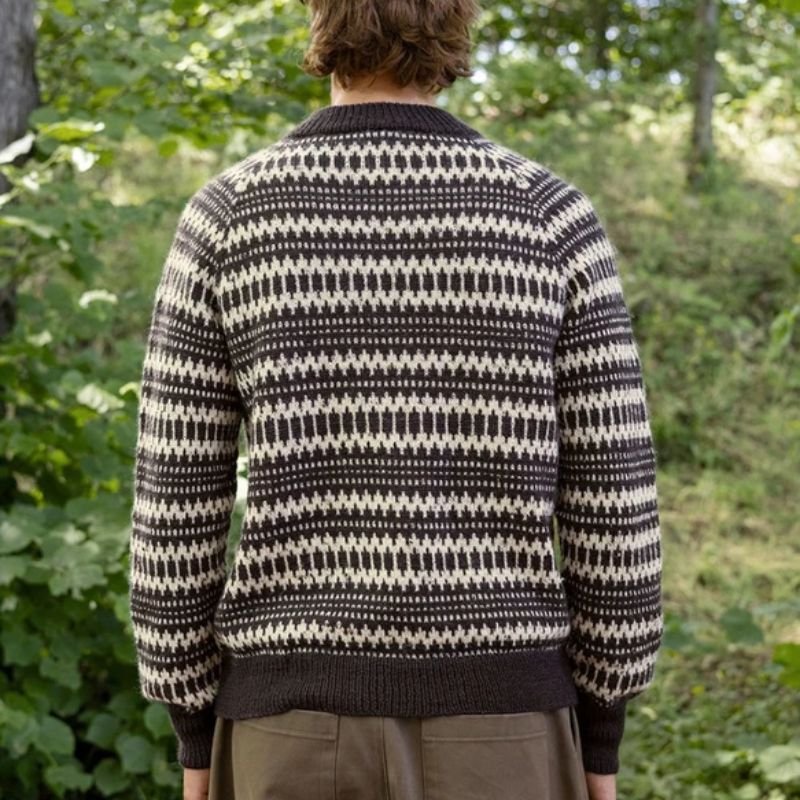 Strikkekit 2410 - 5 Kleiva Herresweater i Tynd Peer Gynt garn fra Sandnes - KreStoffer