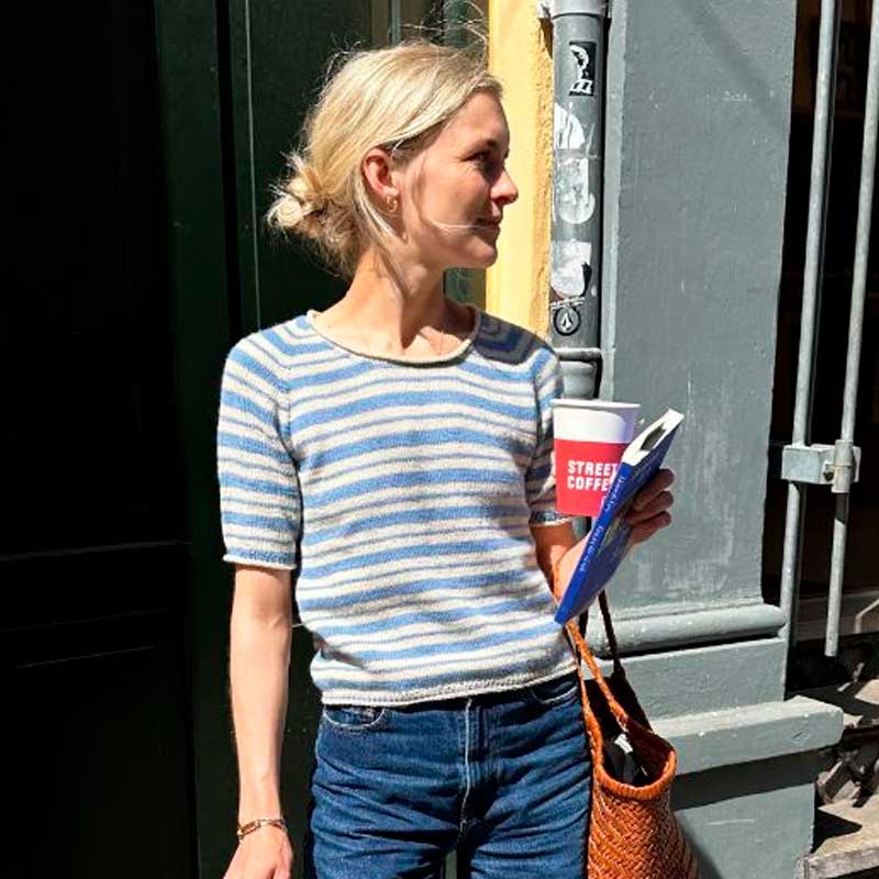 Strikkekit Amélie Tee fra PetiteKnit i Sunday Garn