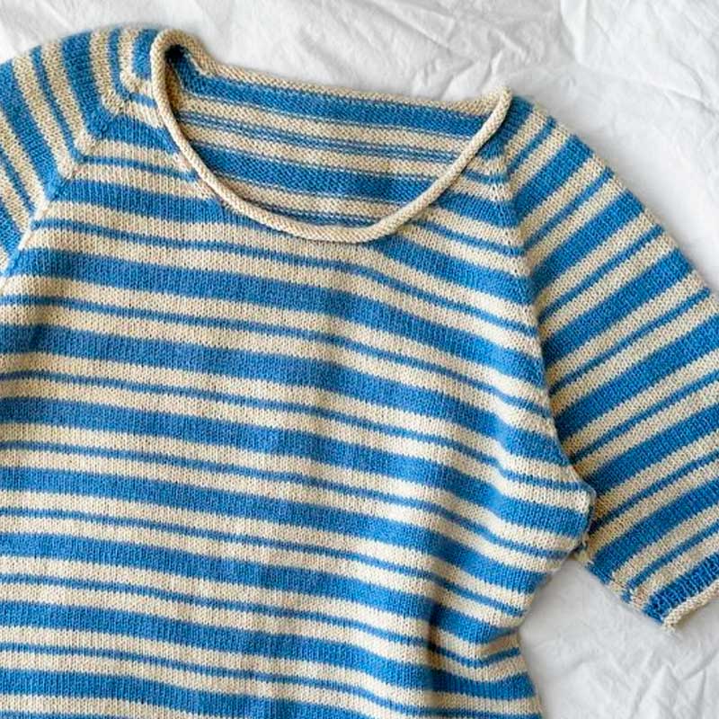 Strikkekit Amélie Tee fra PetiteKnit i Sunday Garn
