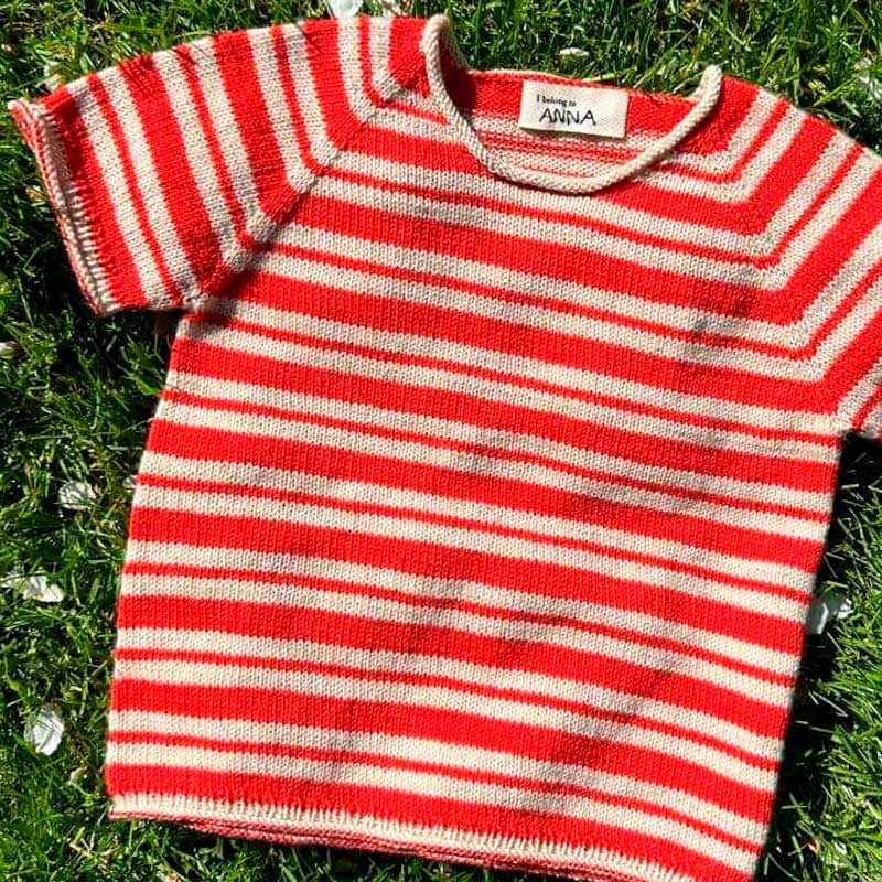 Strikkekit Amélie Tee Junior fra PetiteKnit i Sunday Garn