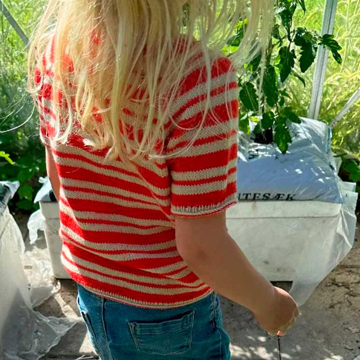 Strikkekit Amélie Tee Junior fra PetiteKnit i Sunday Garn