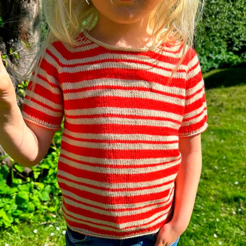 Strikkekit Amélie Tee Junior fra PetiteKnit i Sunday Garn